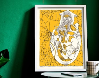Pode incluir: Uma impressão artística emoldurada com uma ilustração detalhada em amarelo, branco e preto. A obra de arte retrata uma figura com uma roupa semelhante a um fato espacial com um capacete, sobre um fundo amarelo texturizado. A impressão está numa moldura branca.