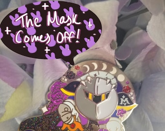 Spilla magnetica da 2,25" Moonlight Knight in smalto argento con glitter ed effetti serigrafati - Spilla da bavero per giacca da gioco nostalgica di Kirby