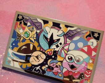 Spilla da 2,9" di Kirby's Best Fiends in smalto duro dorato con effetto perlescente sfumato e serigrafia - Spilla nostalgica da bavero per giacca da gaming
