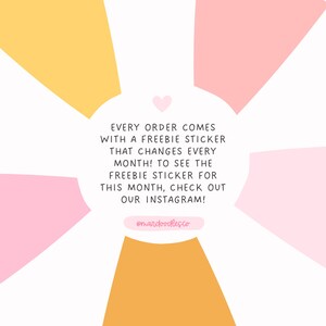 Puede incluir: Un gr&aacute;fico con un esquema de color rosa, amarillo y blanco. El gr&aacute;fico presenta un c&iacute;rculo con el texto "EVERY ORDER COMES WITH A FREEBIE STICKER THAT CHANGES EVERY MONTH! TO SEE THE FREEBIE STICKER FOR THIS MONTH, CHECK OUT OUR INSTAGRAM! @mardoodlesco"