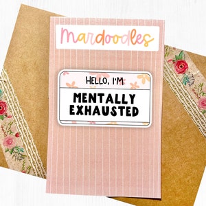Puede incluir: Una pegatina rosa y blanca con el texto "Hello, I'm Mentally Exhausted" rodeada de peque&ntilde;as flores rosas. La pegatina est&aacute; sobre un fondo a rayas rosa y blanco.