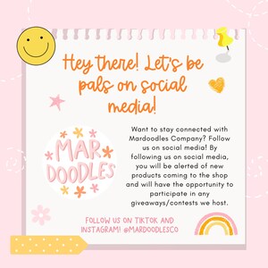 Puede incluir: Un gr&aacute;fico rosa y amarillo con el texto "Hey there! Let's be pals on social media!" y "*MAR* DOODLES***" en un c&iacute;rculo. El gr&aacute;fico tambi&eacute;n incluye una cara sonriente, un alfiler, un coraz&oacute;n, una estrella y un arco&iacute;ris. El texto "Want to stay connected with Mardoodles Company? Follow us on social media! By following us on social media, you will be alerted of new products coming to the shop and will have the opportunity to participate in any giveaways/contests we host. FOLLOW US ON TIKTOK AND INSTAGRAM! @MARDOODLESCO" tambi&eacute;n est&aacute; incluido.