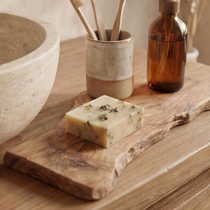 Bricka i olivträ – Handgjort rustikt badrumsställ – Naturlig tvål- och dispenserbas – Wabi-Sabi Decor bild 2