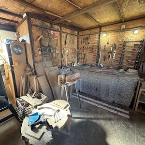 Bricka i olivträ – Handgjort rustikt badrumsställ – Naturlig tvål- och dispenserbas – Wabi-Sabi Decor bild 8