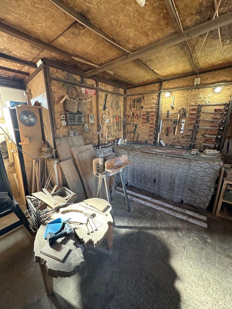 Bricka i olivträ – Handgjort rustikt badrumsställ – Naturlig tvål- och dispenserbas – Wabi-Sabi Decor bild 8