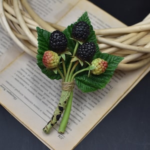 Brosche mit Beeren und Brombeerblättern aus Kaltporzellan Brombeere Grüne Beeren Schwarze Beeren Ornamente mit Beeren Hochzeitsbrosche