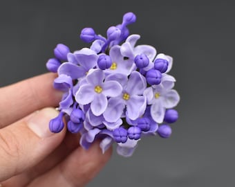 Broche met lila bloemen: handgemaakte aan de lucht gedroogde kleispeld