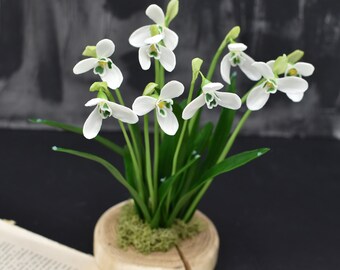 Composizione di bucaneve in porcellana fredda: scultura botanica, decorazione primaverile