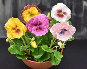 Buquê de Amores-Perfeitos de Argila Polímera Feito à Mão: Arranjo Floral de Porcelana Fria