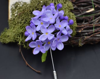 Broche met lila bloemen: handgemaakte sieraden van aan de lucht gedroogde klei