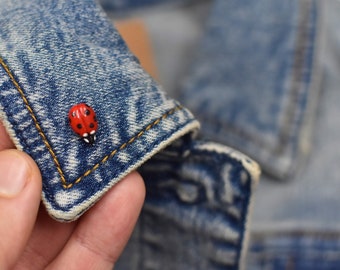 Alfiler de mariquita, broche en miniatura de mariquita, mariquita realista, mariquita de arcilla, regalo del día de San Valentín de mariquita