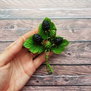Brosche mit Beeren und Brombeerblättern aus kaltem Porzellan Ornamente mit Beeren Hochzeit Brosche Brombeeren Grün Beeren Brombeeren