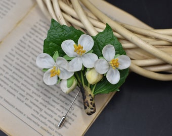 Broche de flor de jasmim: broche de argila de porcelana fria feito à mão