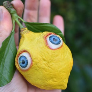 Escultura surrealista de limón con ojos, hecha a mano en porcelana fría, decoración de frutas, estilo italiano, acento mediterráneo para el hogar, figura de arte extraño de cerámica.