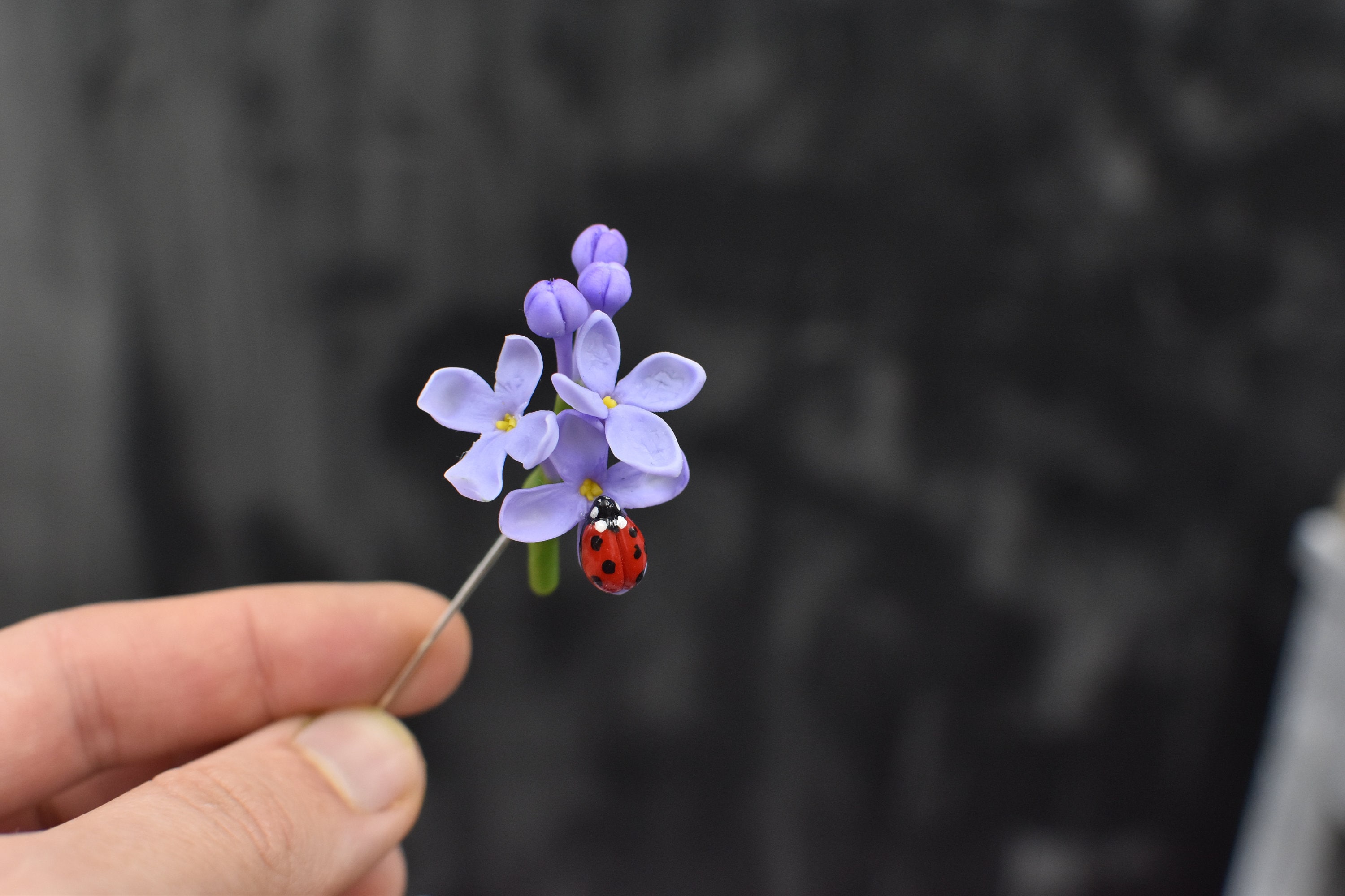 Broche Coccinelle Fleur Violette Peinte Main Zibellini - Neuf Sans Emballage