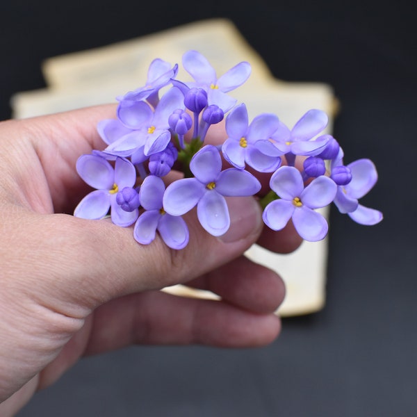 Argile en épingle à cheveux lilas Bijoux fleur lilas Fleur de cheveux lilas Épingle à cheveux fleur Petite fleur Fleur mauve Épingle à cheveux de demoiselle d'honneur Mariage ultra violet