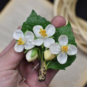 Broche flores de jazmín Flores de porcelana fría Regalo del Día de las Madres para las mujeres Broche blanco Regalo para su broche de flores Broche de flores de polímero