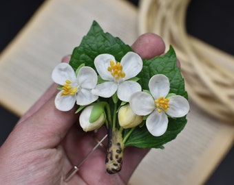 Broche de flor de jasmim: broche floral de porcelana fria
