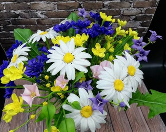 Ramo de flores silvestres de porcelana fría: manzanilla, aciano, margarita