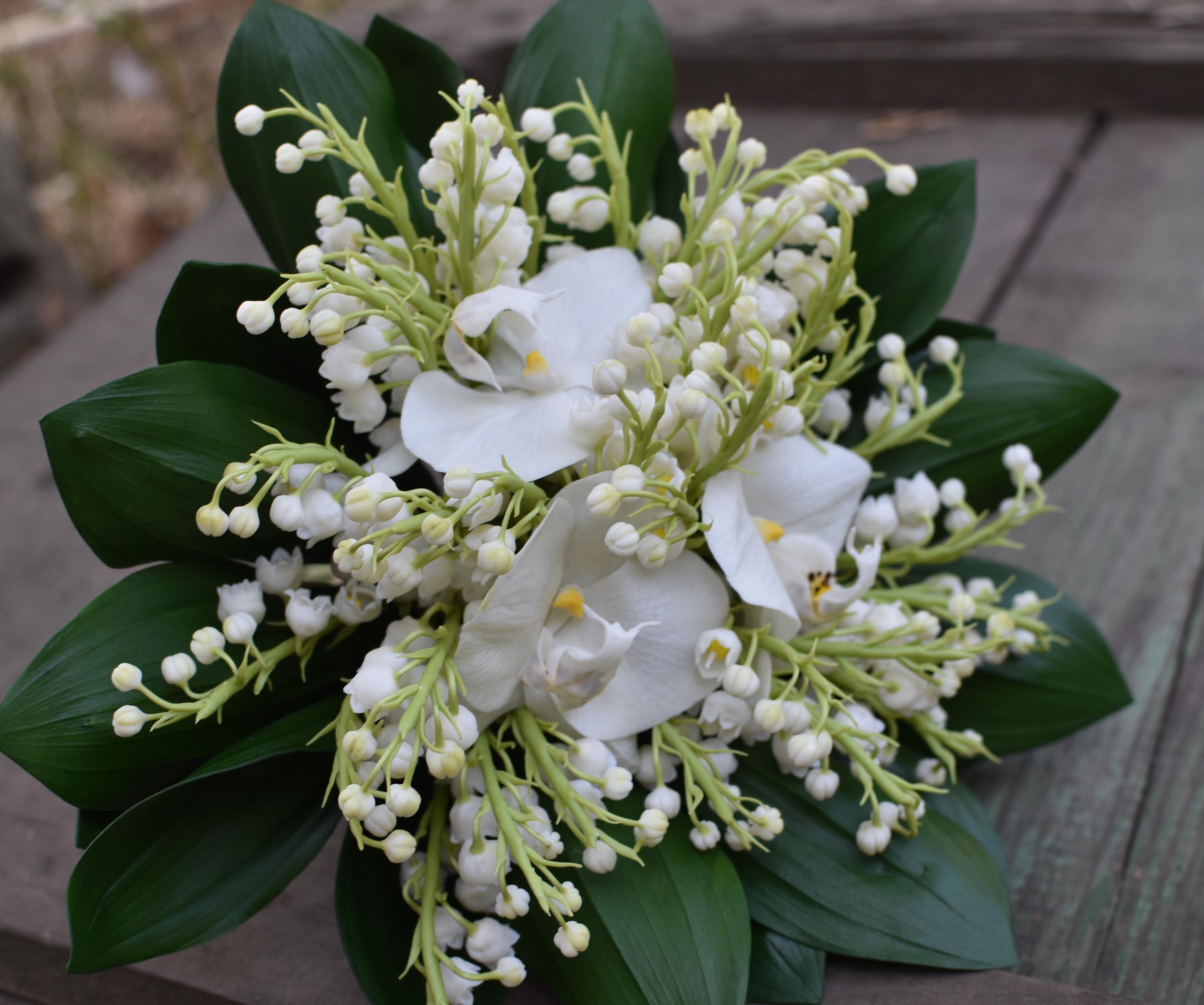 Ramo de novia de lirios del valle y orquídeas de porcelana fría hecho a  mano - Etsy México, image size:3000x2504