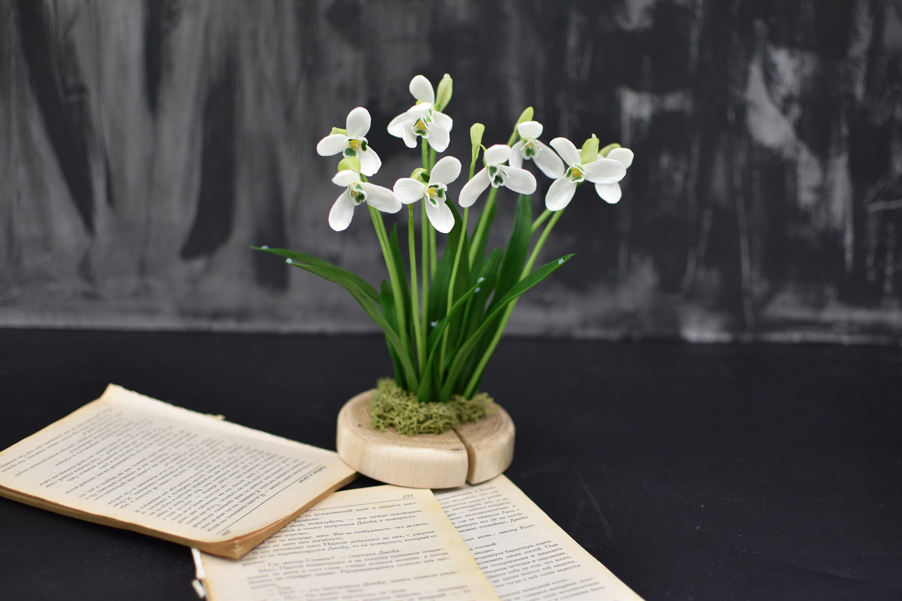 冷たい磁器のスノードロップアレンジメント：植物彫刻、春の装飾