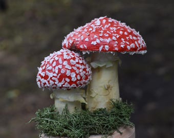 Decoración realista de hongo venenoso hecha a mano: arte de arcilla polimérica inspirado en la naturaleza