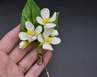 Broche de flor de jasmim: broche de argila de porcelana fria feito à mão