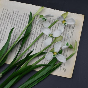 冷磁器スノードロップ：春の花の彫刻、リアルタッチフラワー価格1個