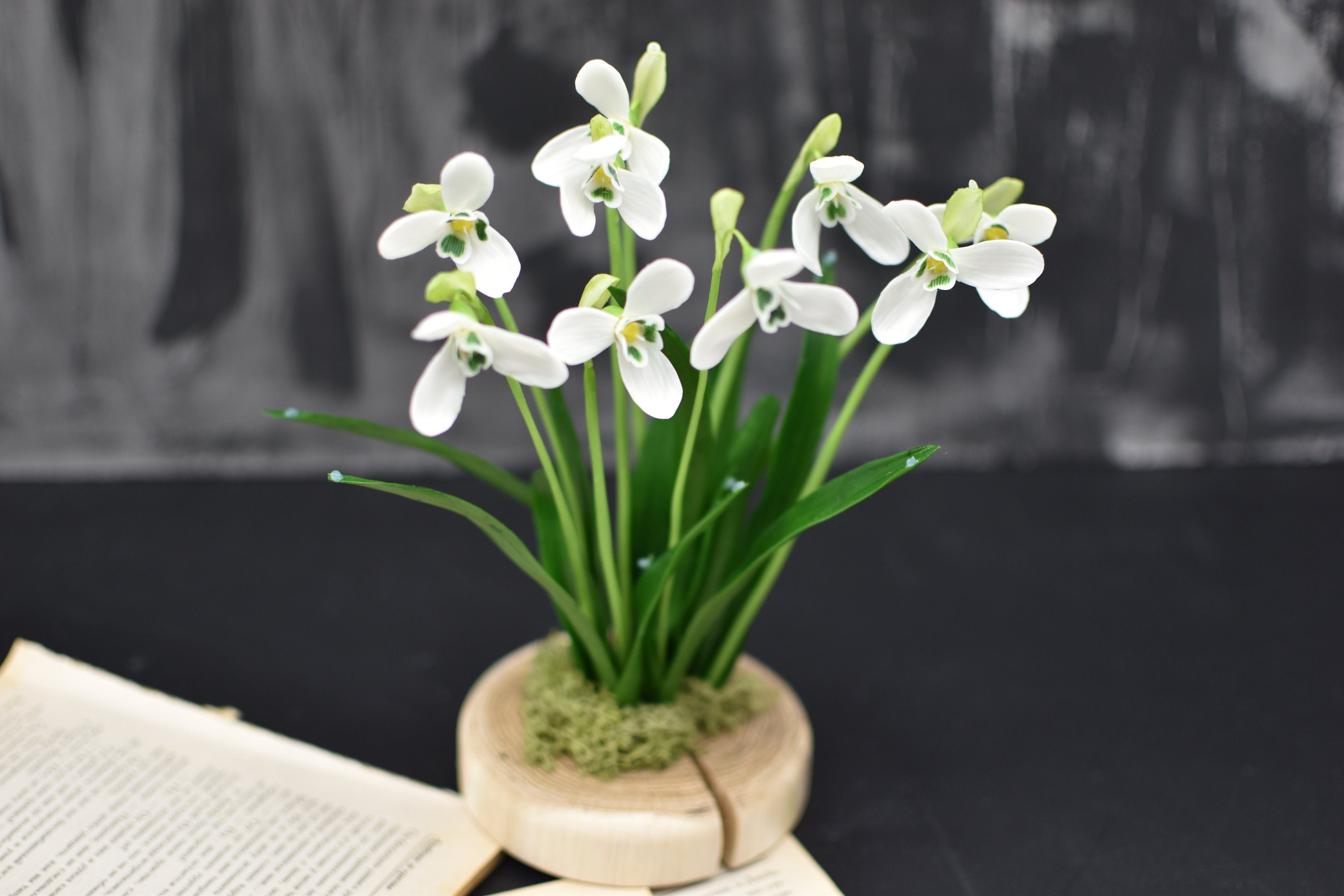 冷たい磁器のスノードロップアレンジメント：植物彫刻、春の装飾