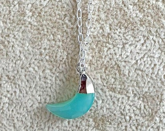 Collier croissant de lune calcédoine céruléen : chaîne en argent sterling