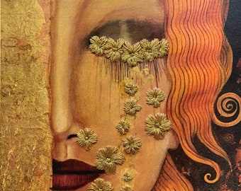 Könnte beinhalten: Ein Gemälde eines Frauen Gesichts mit Goldblatt-Akzenten und gestickten Blumen. Die Frau hat rote Haare und weint goldene Tränen.