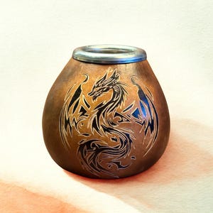 Puede incluir: Un recipiente en forma de calabaza, marrón con borde plateado. Presenta un diseño de dragón negro grabado, con alas y escamas detalladas. Tema de fantasía, ideal para diversos usos.