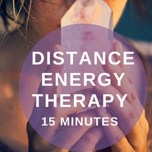Op de afbeelding: Een persoon houdt een helder kristal vast in zijn handen. Een paarse cirkel met de tekst "DISTANCE ENERGY THERAPY 15 MINUTES" bevindt zich op de voorgrond.