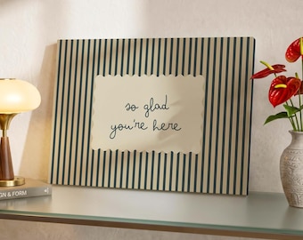 Toile So glad you're here, citation de bienvenue, décoration murale, toile tendue à rayures bleues, décoration de chambre d'entrée, cadeau de pendaison de crémaillère