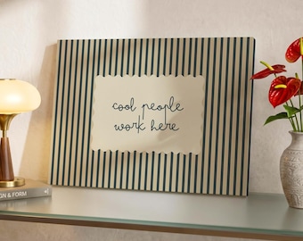Art mural de bureau amusant, toile de personnes cool qui travaillent ici, toile tendue sur toile rayée rétro, citation sur le lieu de travail, cadeau pour collègue