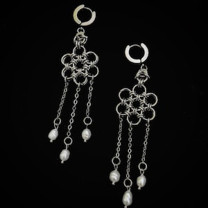 Flower chainmail earrings with pearls and chains