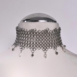 Chainmail choker with pearls