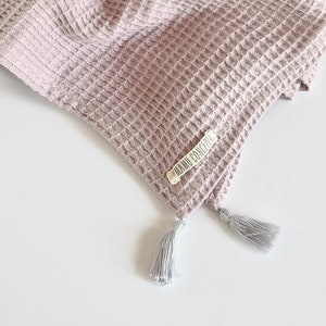 Quartz rosa Babydecke - Boho Babydecke mit Mini Quasten - Altrosa Baby Mädchen Empfangsdecke - Waffelstoff Decke - Baby Geschenk