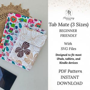 Pode incluir: Três capas de tablet de tecido com padrões coloridos, incluindo corujas, elefantes e desenhos florais. As capas são empilhadas sobre uma superfície branca com um tapete tecido e um tablet. O texto à direita diz "Tab Mate (3 Sizes)".