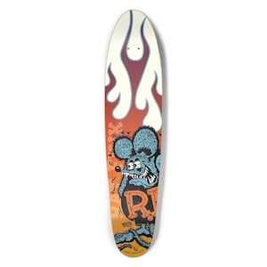 Könnte beinhalten: Ein Skateboard mit weißer Oberseite und einem Design mit einer Cartoon-Ratte mit blauem Fell, einem rot-orangen Hintergrund und dem Wort "RAT". Das Board hat oben ein Flammendesign.
