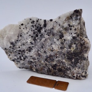 Franklinite, Calcite (rosso fluorescente), Willemite (verde fluorescente)
