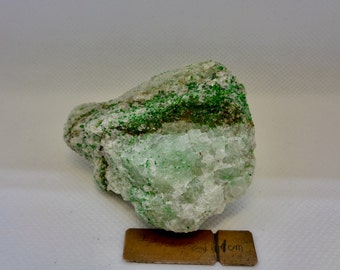 Grossularia cromada, calcita de la mina de níquel de Orford, Saint-Denis-de-Brompton, Quebec, Canadá