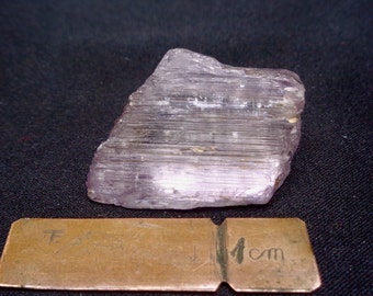 Cristal de kunzita (fluorescente) procedente de Afganistán