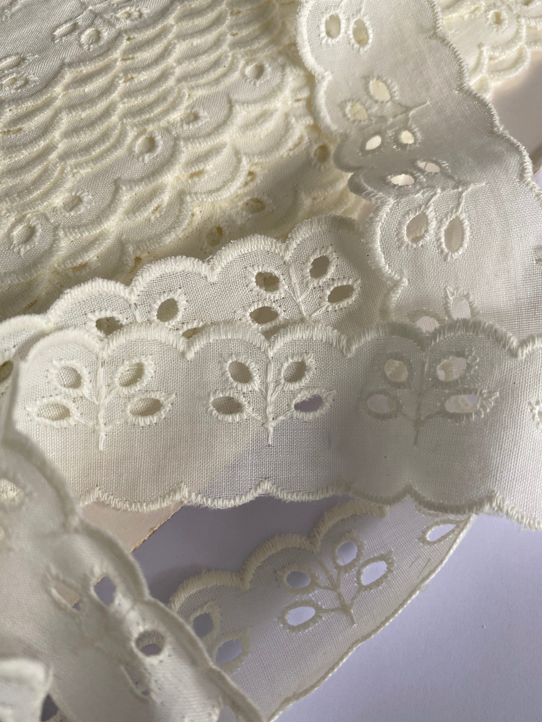 Vintage Ivory 100% Cotton Lace Trim, Scallop Border Trim   Embroidery Anglaise,  Sold per Meter. 3cm width