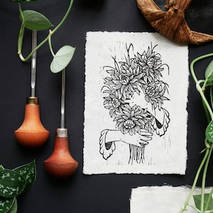 Le grand bouquet de fleurs et les petites mains - Linogravure artisanale - Illustration botanique poétique - Art mural sur papier népalais