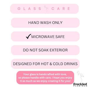 Peut inclure: Graphique rose et blanc avec le texte "GLASS CARE" en noir. Le graphique comprend des instructions pour l'entretien d'un produit en verre : "HAND WASH ONLY", "MICROWAVE SAFE", "DO NOT SOAK EXTERIOR", et "DESIGNED FOR HOT & COLD DRINKS". Le graphique comprend &eacute;galement une illustration de flamant rose.