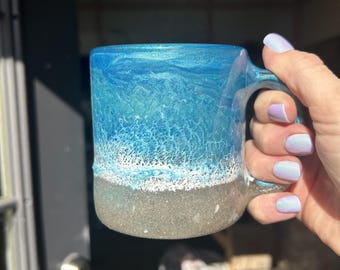 Taza de cristal de playa hecha a mano: diseño de olas oceánicas costeras con arena auténtica