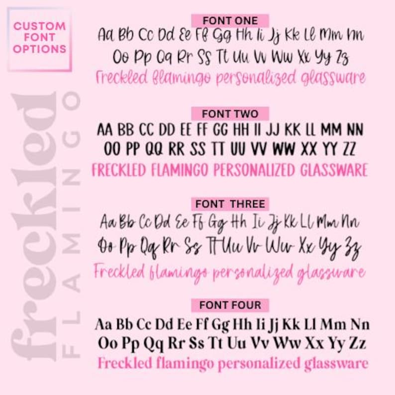 Peut inclure: Quatre styles de police diff&eacute;rents pour la phrase "Verrerie personnalis&eacute;e flamant rose tachet&eacute;". Les polices sont affich&eacute;es en texte noir sur un fond rose.