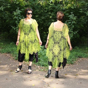 Puede incluir: Dos personas con tops de crochet verde lima, pantalones negros y sandalias negras de tacón. Los tops están hechos a crochet con un patrón de encaje.