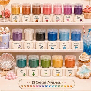 K&ouml;nnte beinhalten: Eine Sammlung von 18 Gl&auml;sern mit essbarem Glitzerstaub mit der Aufschrift Ange1 Fluff Edible Luster Dust Archive. Die Gl&auml;ser sind in Regalen angeordnet mit Farbnamen wie 22K Princess, Penny, Brick by Brick, Rose Petals, Angel Blush, Orchid, Grape Jelly, Lavender, Rice, Squid Ink, The Pacific Ocean, Ice Cube, Dolphin Kisses, Sea Weed, Pine, Grass, Swiss Cheese und Carrot Cake.